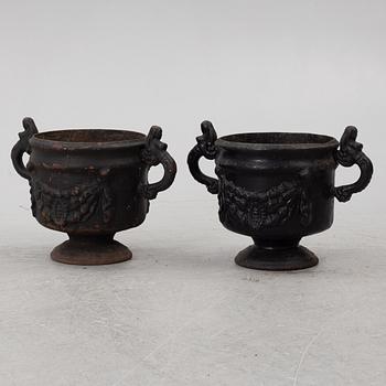 Garden urns, a pair, Baroque style, 20th century.