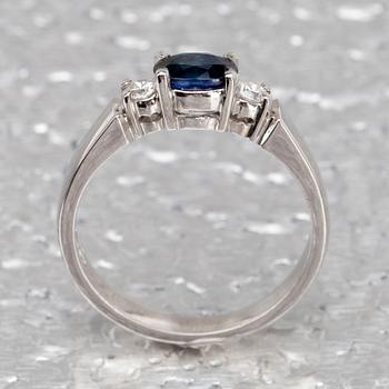 RING, vitguld 18K, med safir ca 0,50 ct, briljantslipade diamanter 2 x ca 0,03 ct. Vikt 4,1 g.