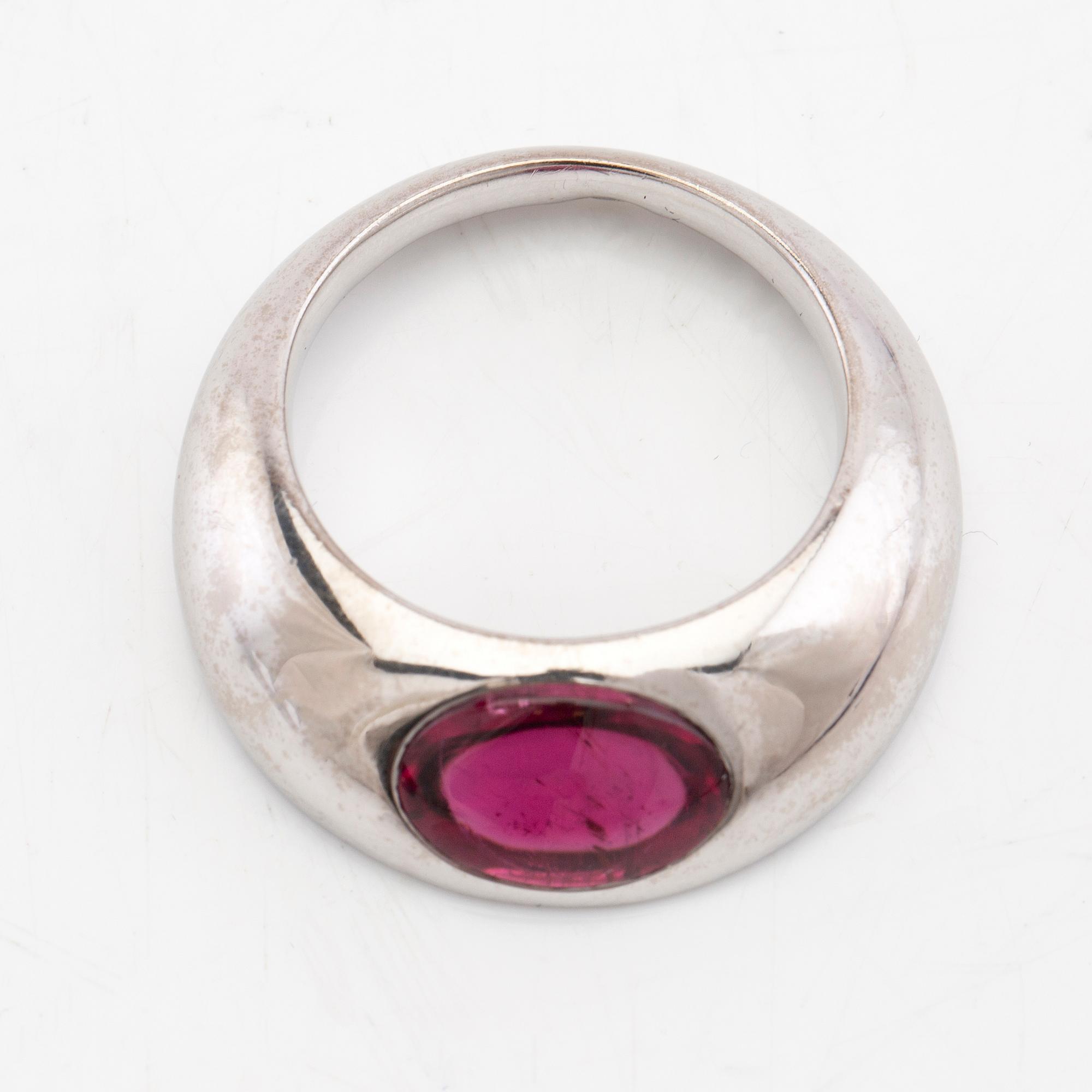 Georg Jensen ‘Eclipse’ ring 18K vitt guld med cabochonslipad rubelit, design Kim Buck.