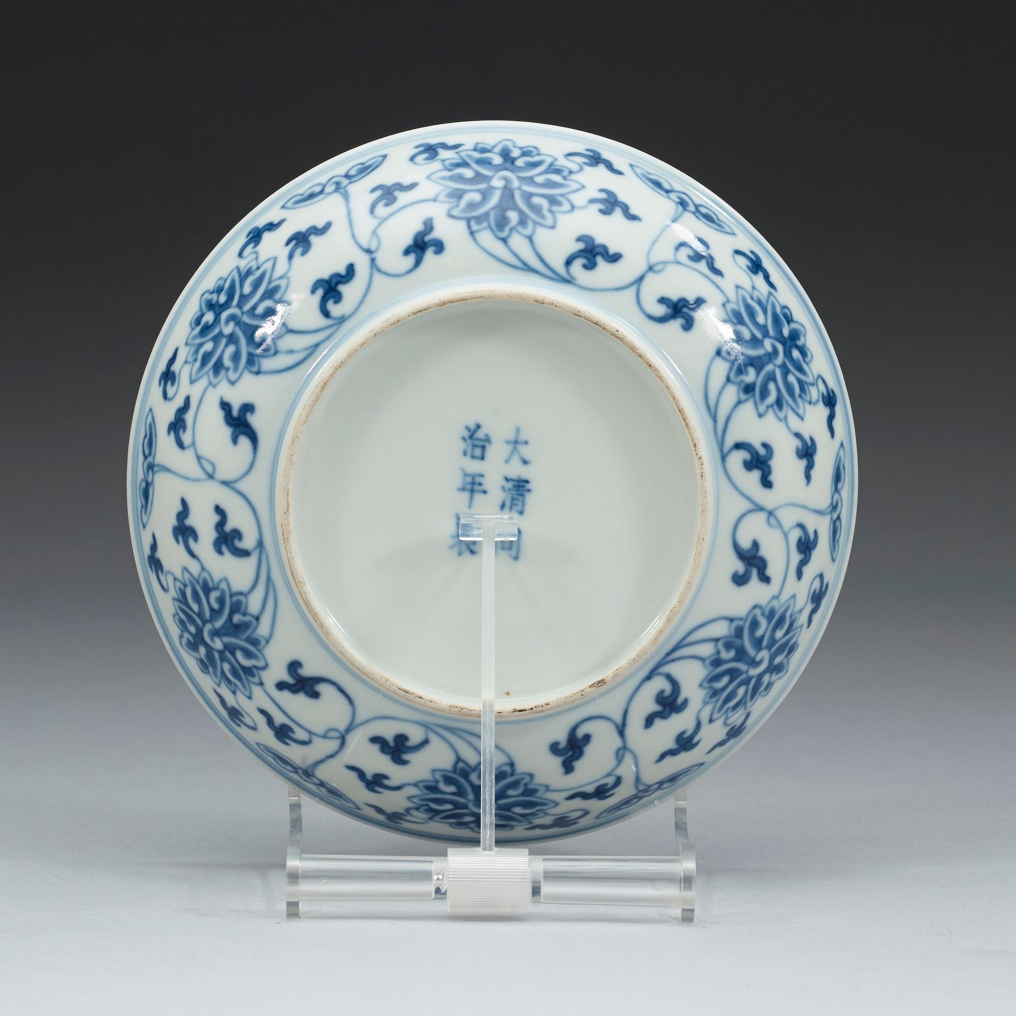 A set of blue and white lotus dishes, Qing dynasty, 19th century with Tongzhis six character mark in underglaze blue.