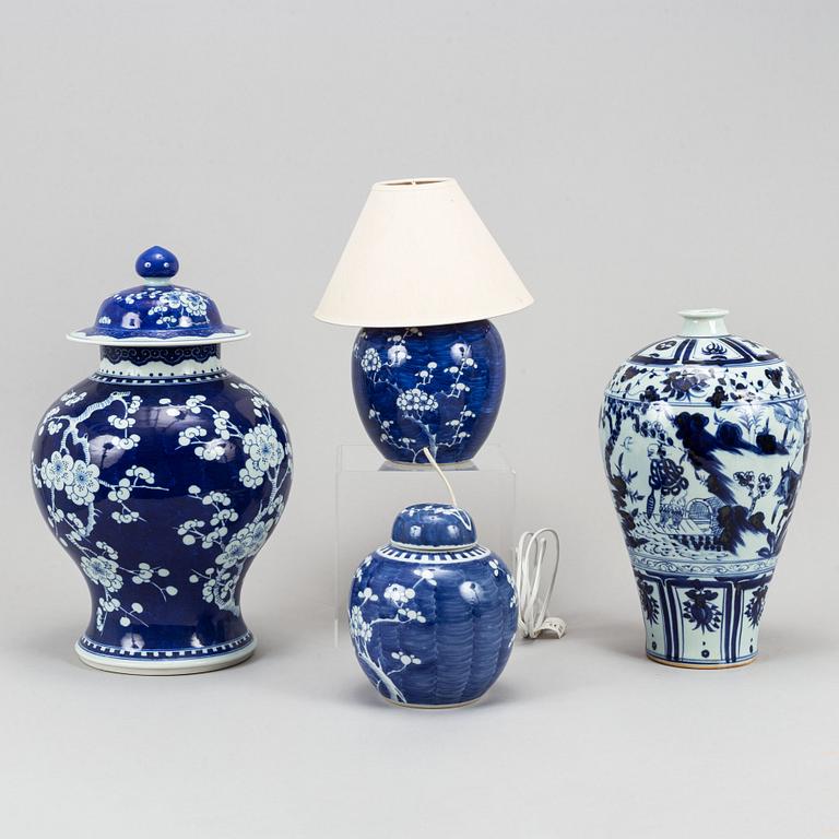 A set of a Chinese blue and white vase, two jars with cover and a lamp, 20th Century and modern manufactory.