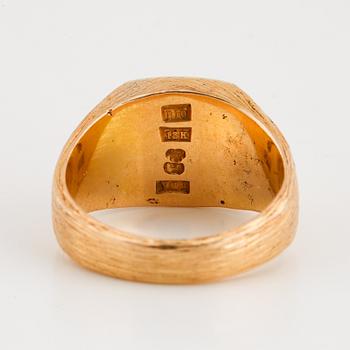 18K gold ring.