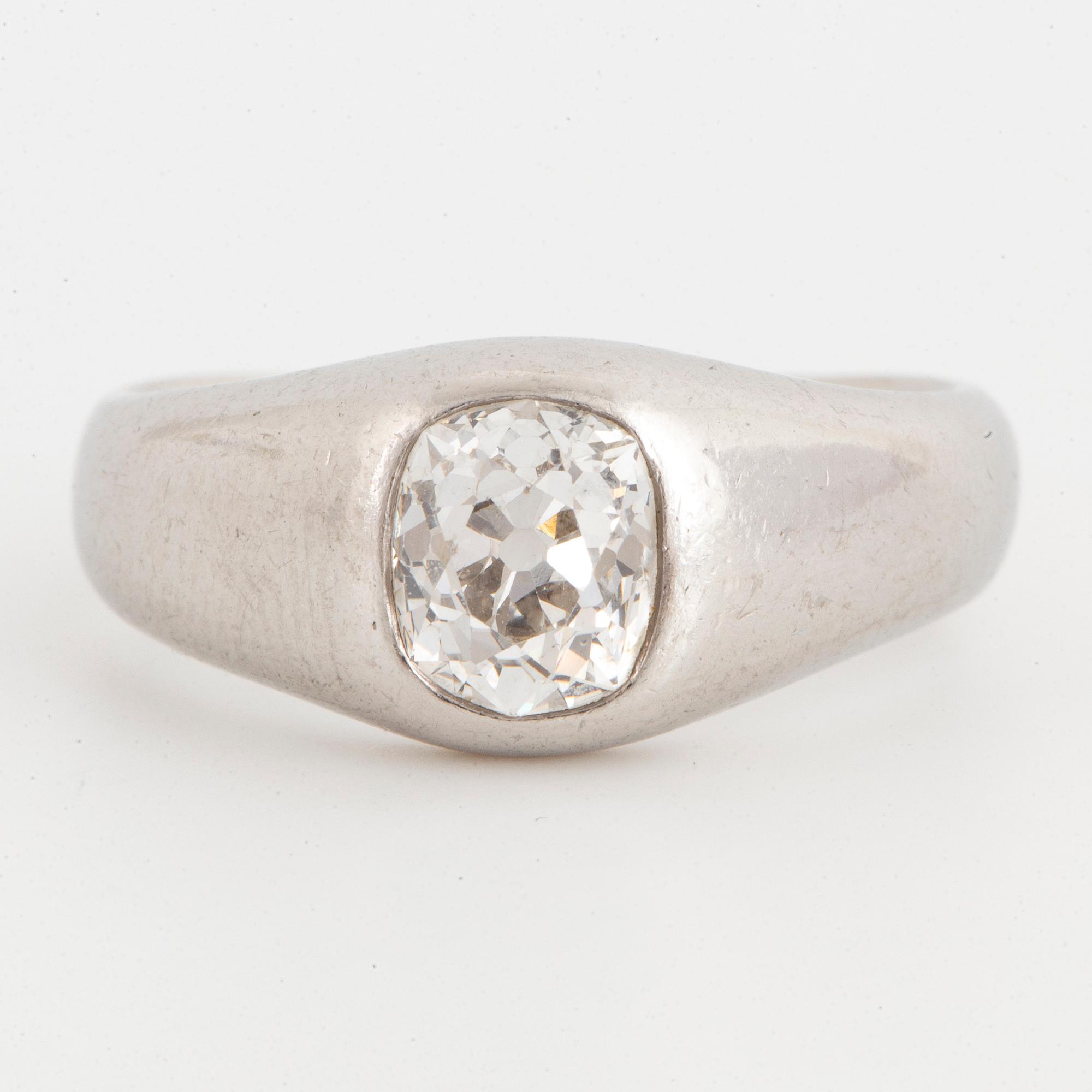 Old-cut diamond lord ring.