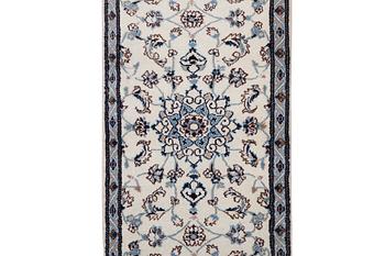 Gallerimatta, Nain, part silk, 9 laa, signerad Hibabian, ca. 380 x 80 cm.