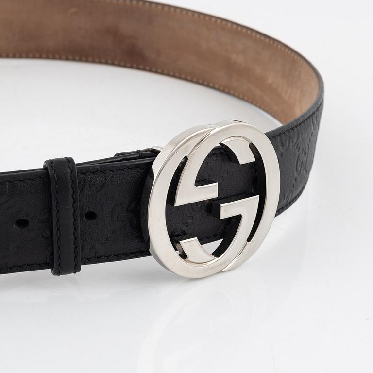 Gucci, a black leather belt, size 95.