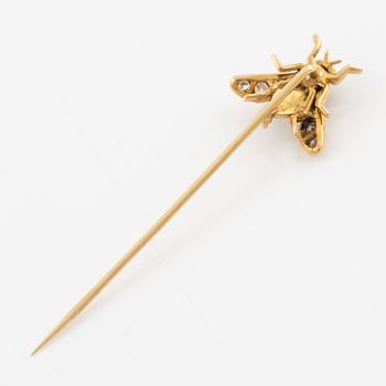 Brosch, Piaget, i form av insekt, 18K guld med cabochonslipad safir och små briljantslipade diamanter.