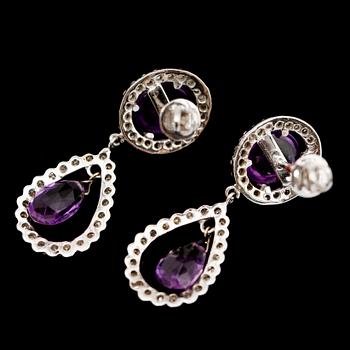 ÖRHÄNGEN, 1 par, vitguld, ametister, tot 8.90 ct samt diamanter 1.65 ct.