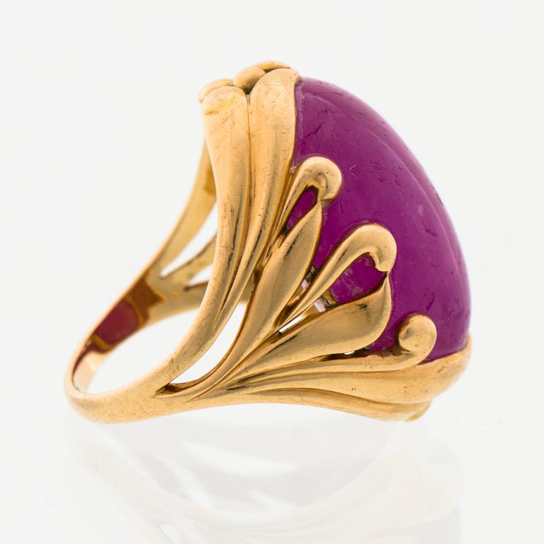 LOTTA ORKOMIES, SORMUS, pyöröhiottu rubiini, 18K kultaa. A. Tillander, Helsinki 1981.