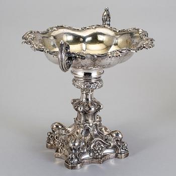 TAZZA, silver, William Lyon, Göteborg, 1856. Vikt ca 620 gram.