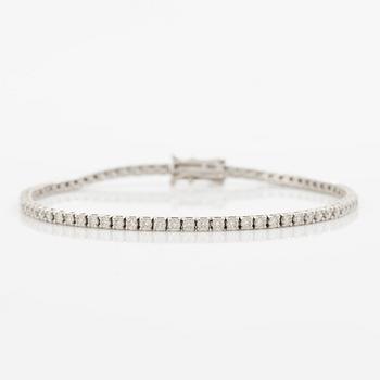 Tennis bracelet 18K white gold with round brilliant-cut diamonds.