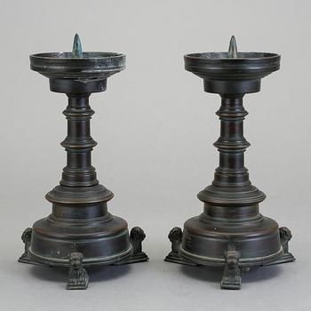 LJUSSTAKAR, ett par, brons, renässansstil, 1900-talets första hälft.