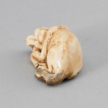 NETSUKE, ben, Japan. 1900-talets första hälft. Undertill otydl. märkt Yamakawa?.