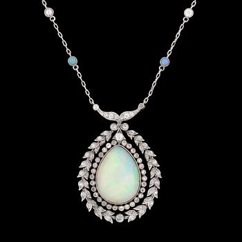 1132. HÄNGSMYCKE/COLLIER, cabochonslipad opal, 9.14 ct, med små diamanter, tot. ca 1 ct.