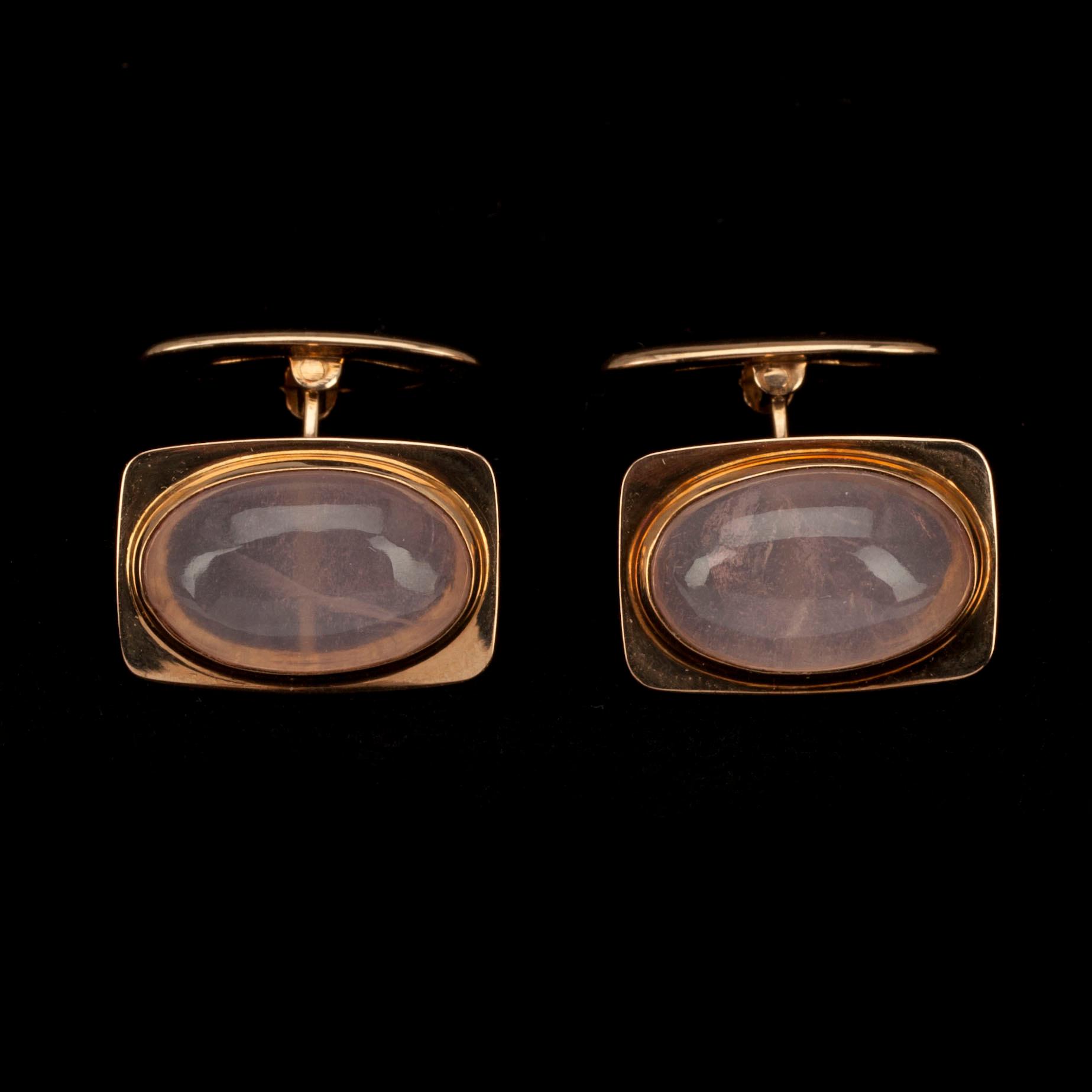 MANSCHETTKNAPPAR, guld 14K, rosenkvarts, Riihimäki 1959. Vikt tot. 7,4 g.