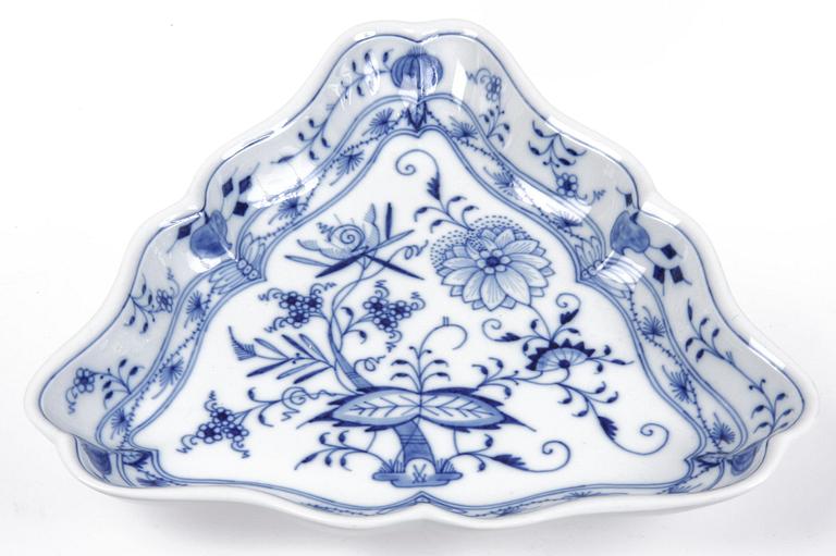 MATSERVIS, 87 delar, porslin, Meissen, lökmönstrad.