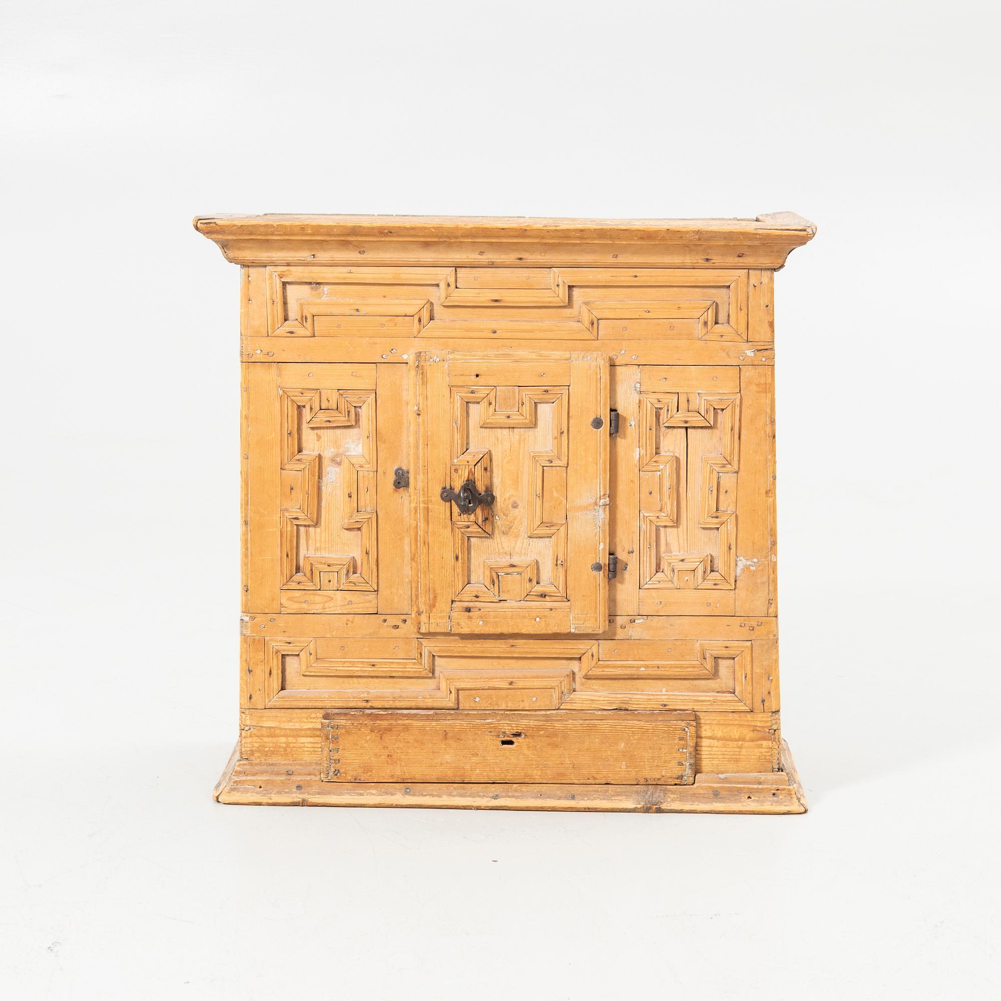 Hanging cabinet, Baroque, probably Norwegian, 18th century.