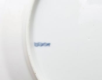 GALLERSKÅLAR MED FAT, ett par, porslin, sk "Julian-Marie-porslin" Royal Copenhagen. 1800-tal.