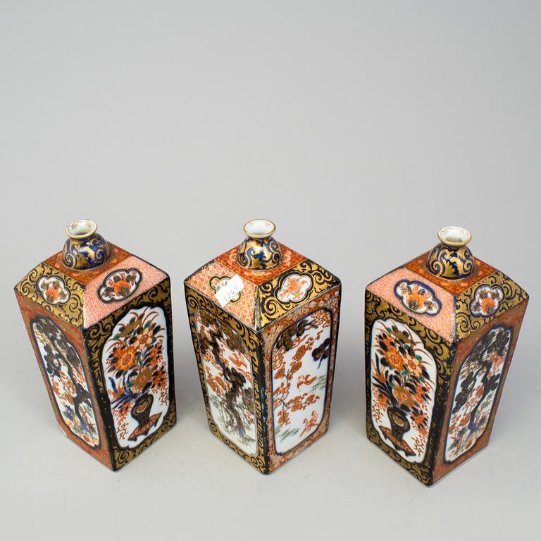 Three Japanese Imari flasks/vases. Meiji period (1868-1912).