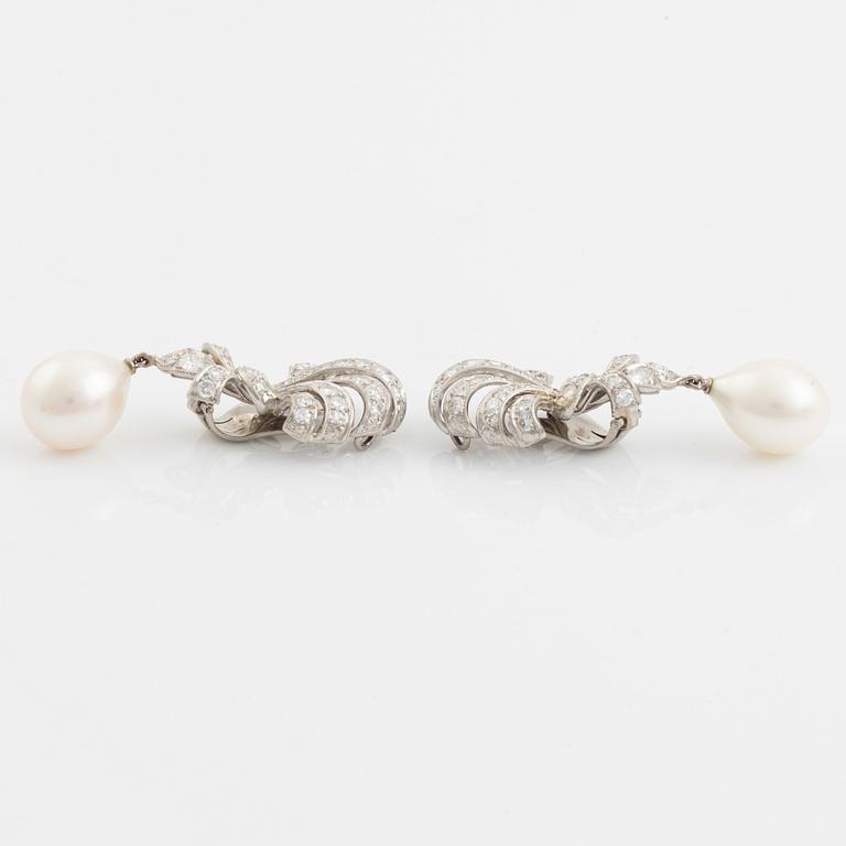 WA Bolin ett par örhängen 18K vitguld med droppformade odlade pärlor.