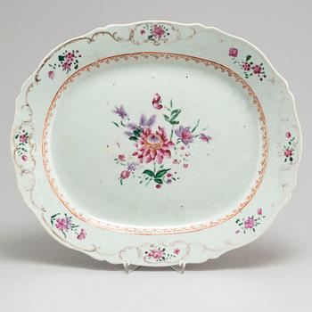 A famille rose dish, Qing dynasty, Qianlong (1736-95).