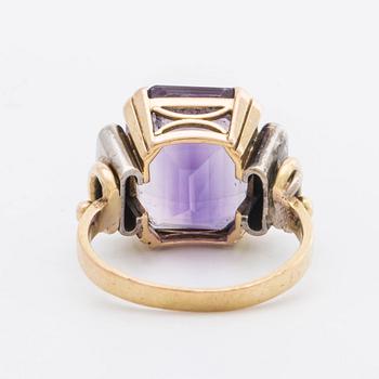 RING 18K gold w 1 amethyst approx 14 x 12 mm and10  single-cut diamonds approx 0,05 ct in total, G Dahlgren & Co Malmö.