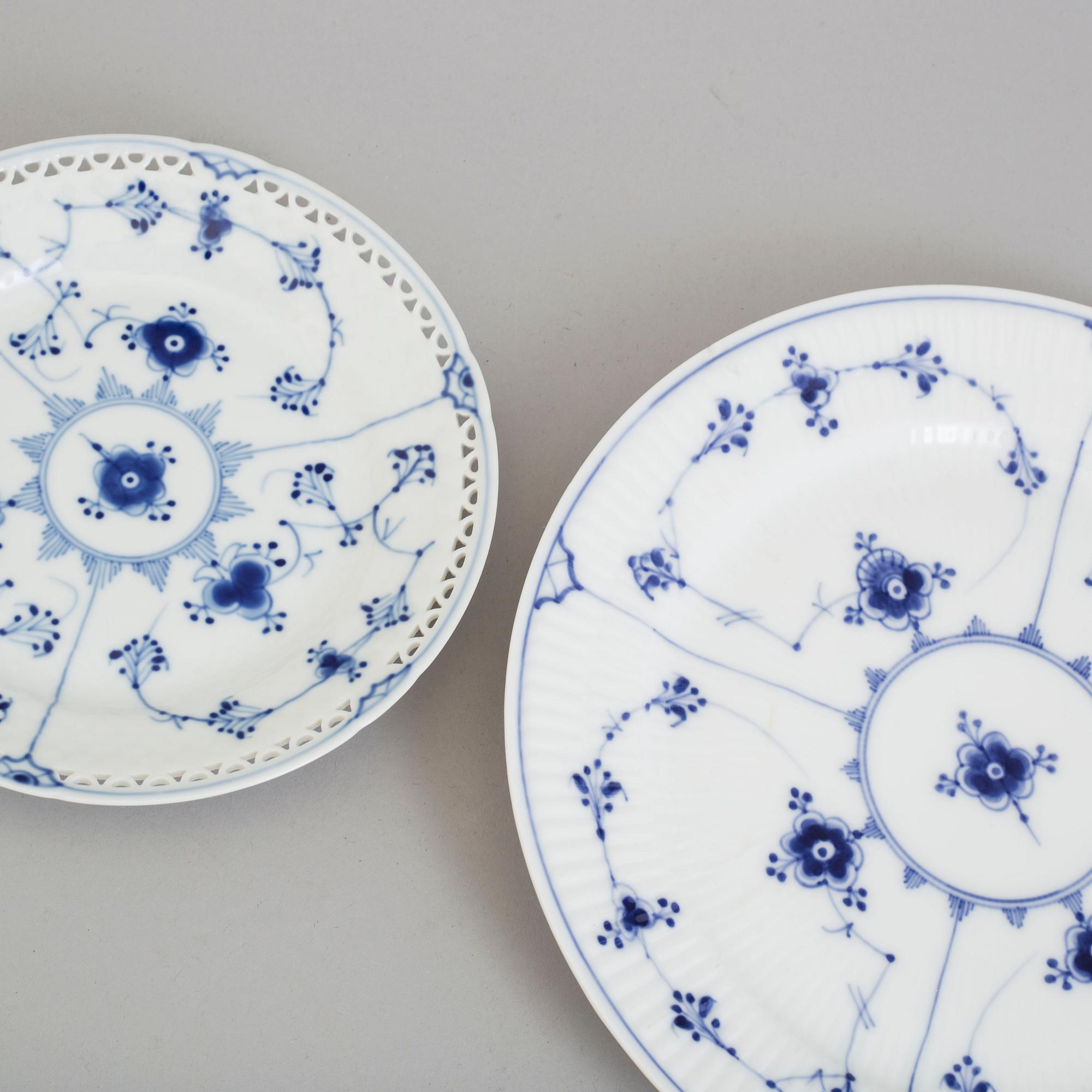 A part tea and coffee porcelain service, 'Musselmalet', Royal Copenhagen and Bing & Gröndal, 20th century (23 pieces).