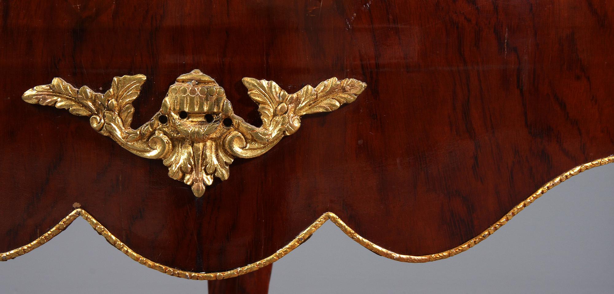 VITRINSKÅP, Louis XV-stil, 1900/2000-tal.