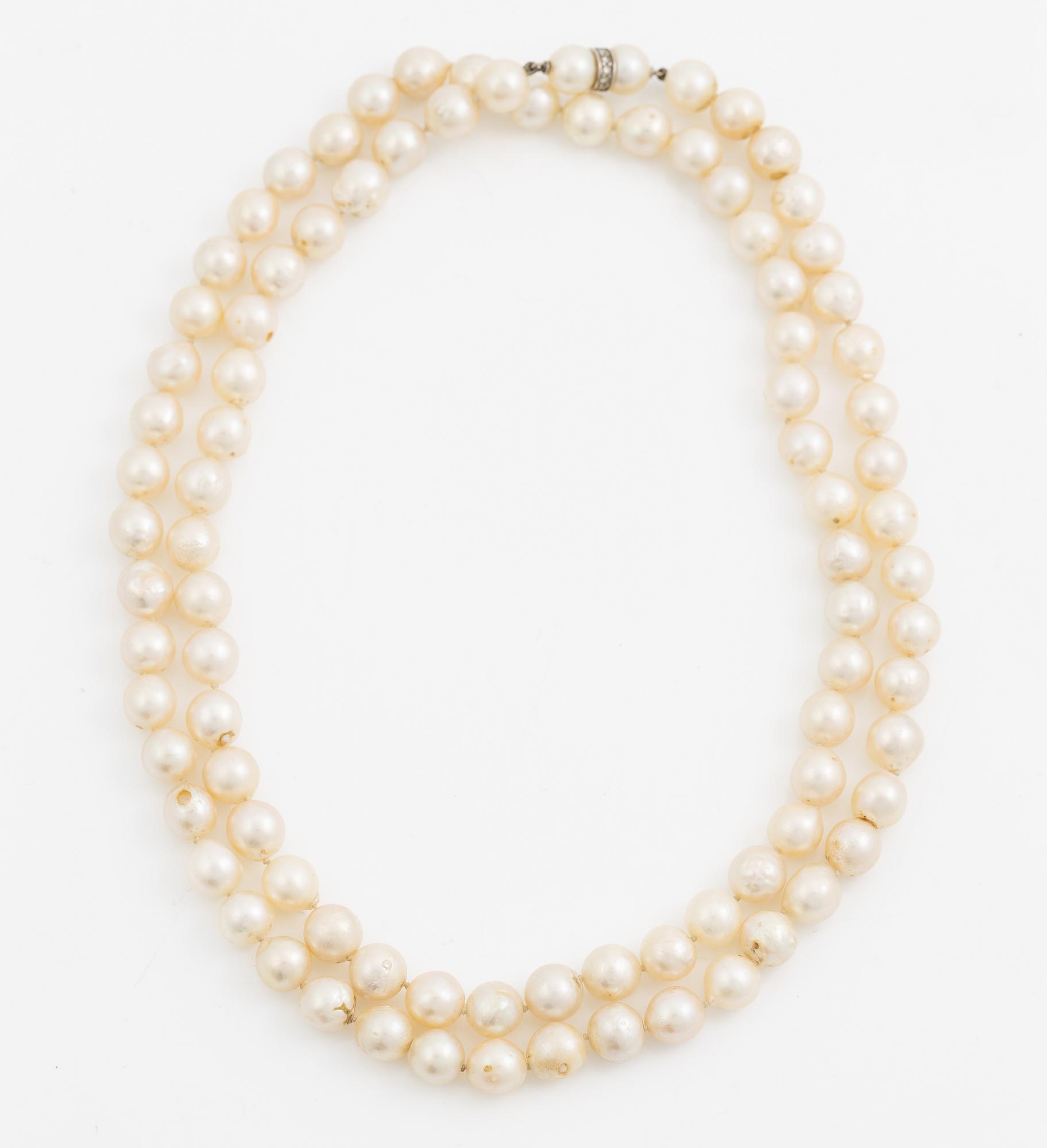 Pearl necklace, cultured pearls with a clasp of white gold set with octagon-cut diamonds.