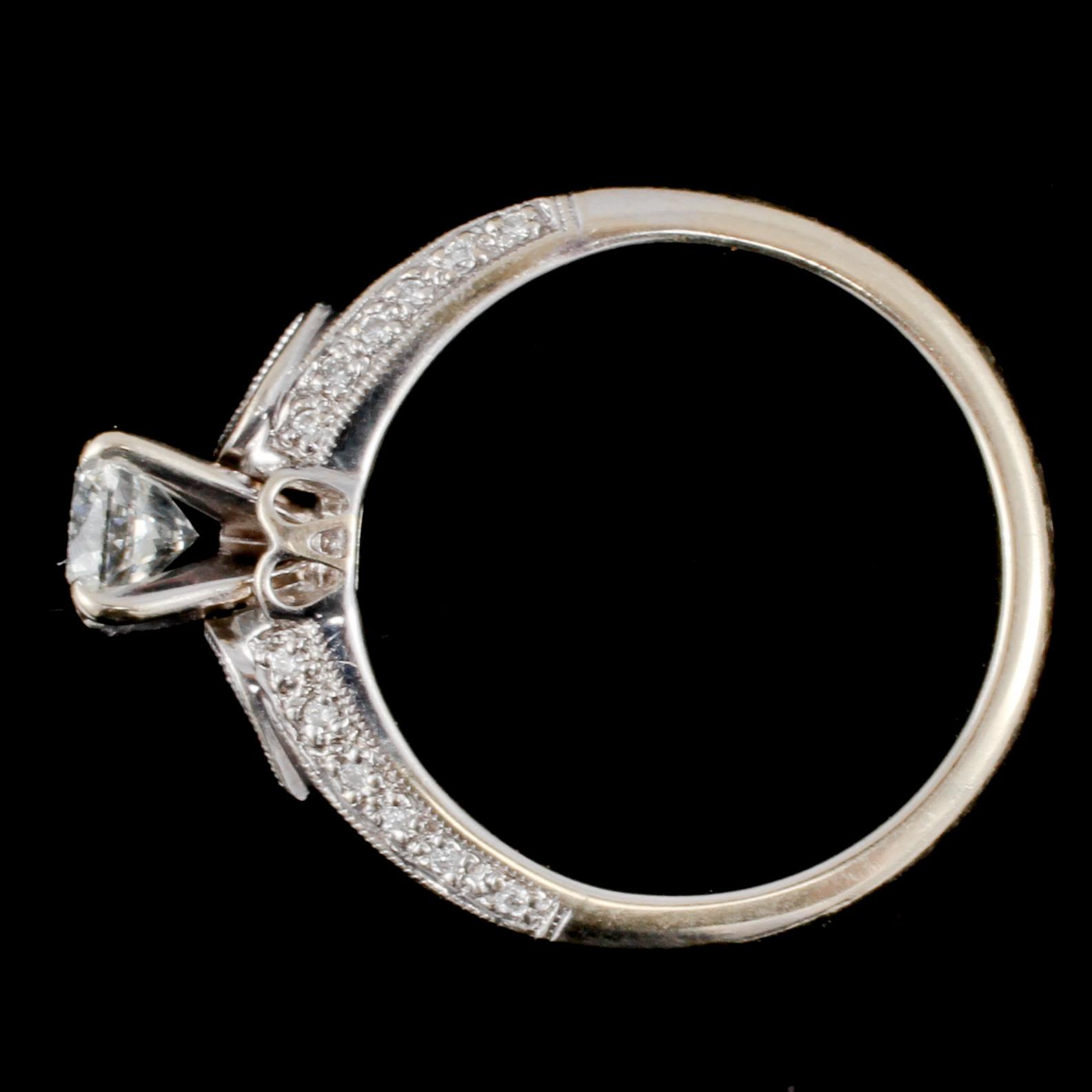 RING, 18k vitguld med briljantslipad diamant ca 0.5 ct samt 34 fasettslipade diamanter, 2000-tal. Vikt 5 g.