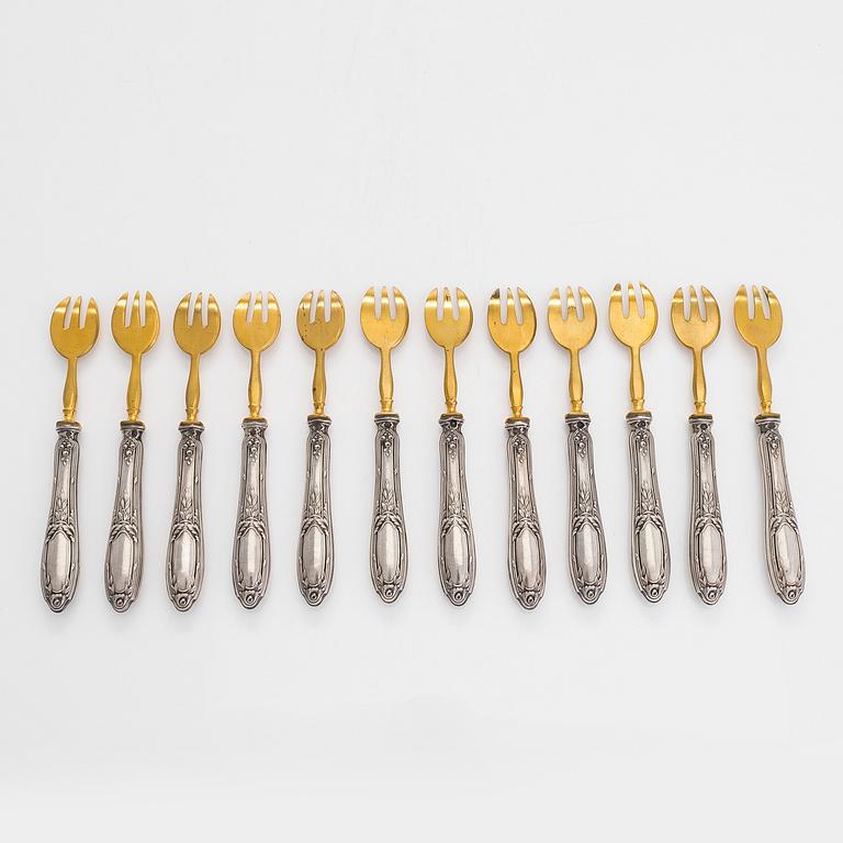 A set of twelve oyster forks, handles in silver, France, first half of the 20th century.