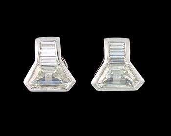 974. A pair of trapez cut diamond earrings, tot. app. 5 cts.
