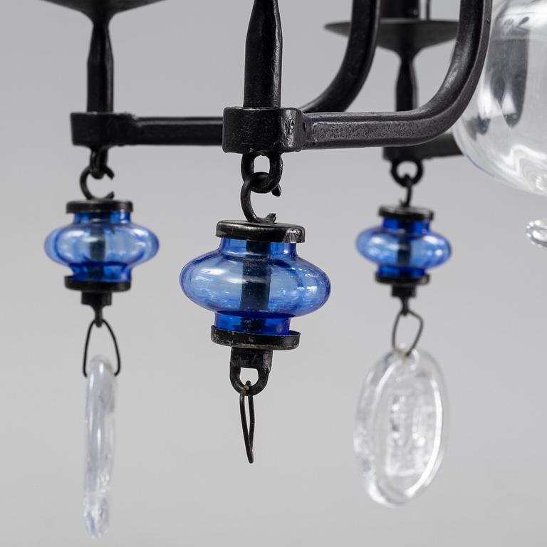 Erik Höglund, ljuskrona samt ljusstakar, ett par, glas och järnsmide.