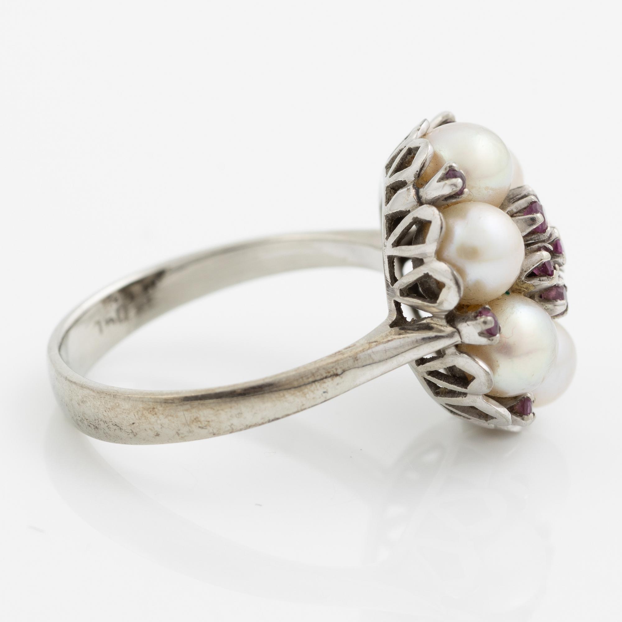 Ring 18K vitguld med pärlor och rubiner.