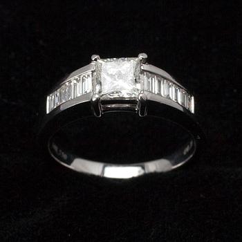 RING, 18K vitguld med princesslipad diamant samt 12 st. baguetteslipade diamanter.