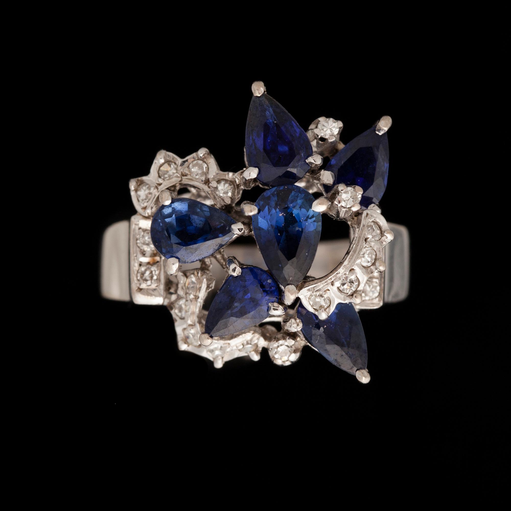 RING, 18K vitguld, 8/8-slipade diamanter, safirer. Vikt ca 6,0 g.