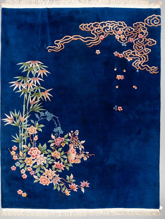 A CARPET, China, ca 304,5 x 242,5 cm (as well as 3 cm flat weave at the ends).