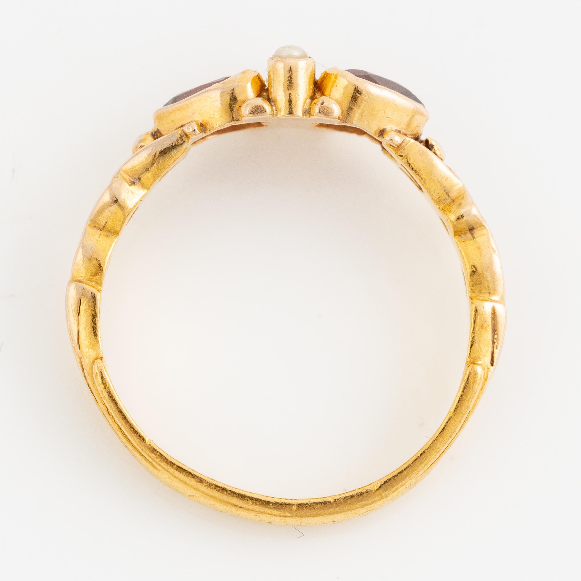 Ring 23K gold with garnets and pearls.
