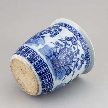 A blue and white flower pot, late Qing dynasty.