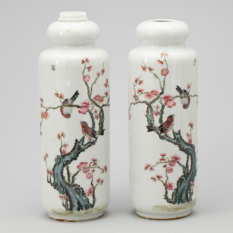 VASER, ett par, porslin, Kina, 1900-tal.