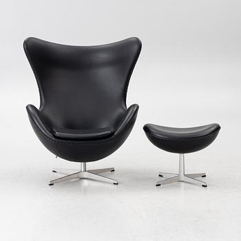 Arne Jacobsen, fåtölj med fotpall, "Ägget", Fritz Hansen, Danmark, 2022.