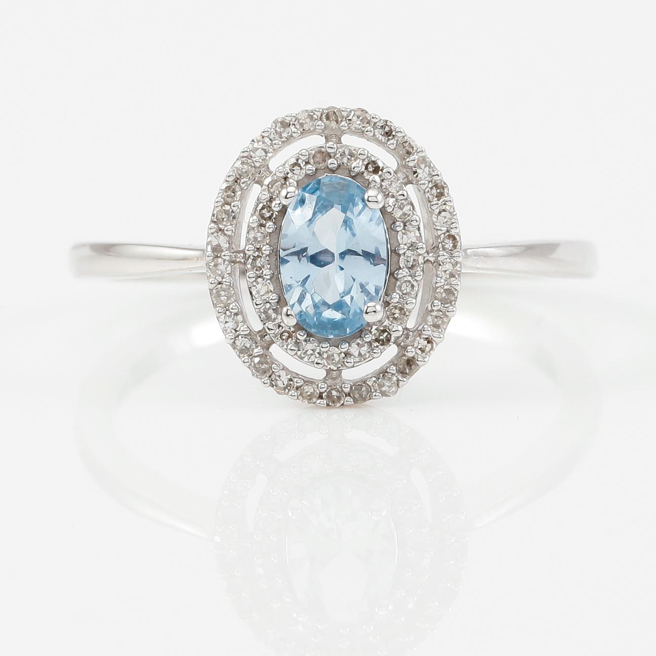 RING, 14K vitguld, diamanter tot ca 0.17 ct. och akvamariner ca 0.50 ct.