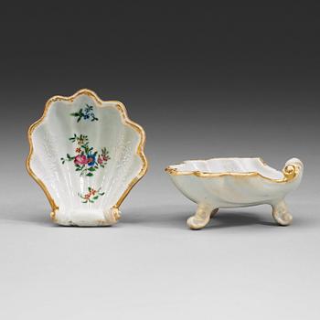 218. A pair of famille rose salts, Qing dynastin, Qianlong (1736-95).