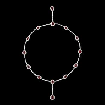 227. A ruby, tot .app. 15 cts, and brilliant cut diamond necklace, tot. 6.50 cts.