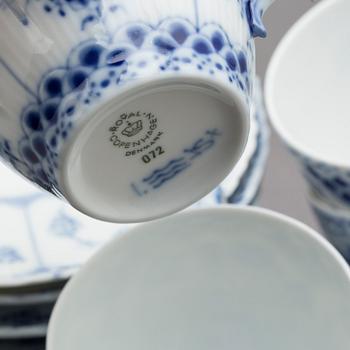 KAFFESERVIS, porslin, 28 delar,  "Musselmalet" Royal Copenhagen.