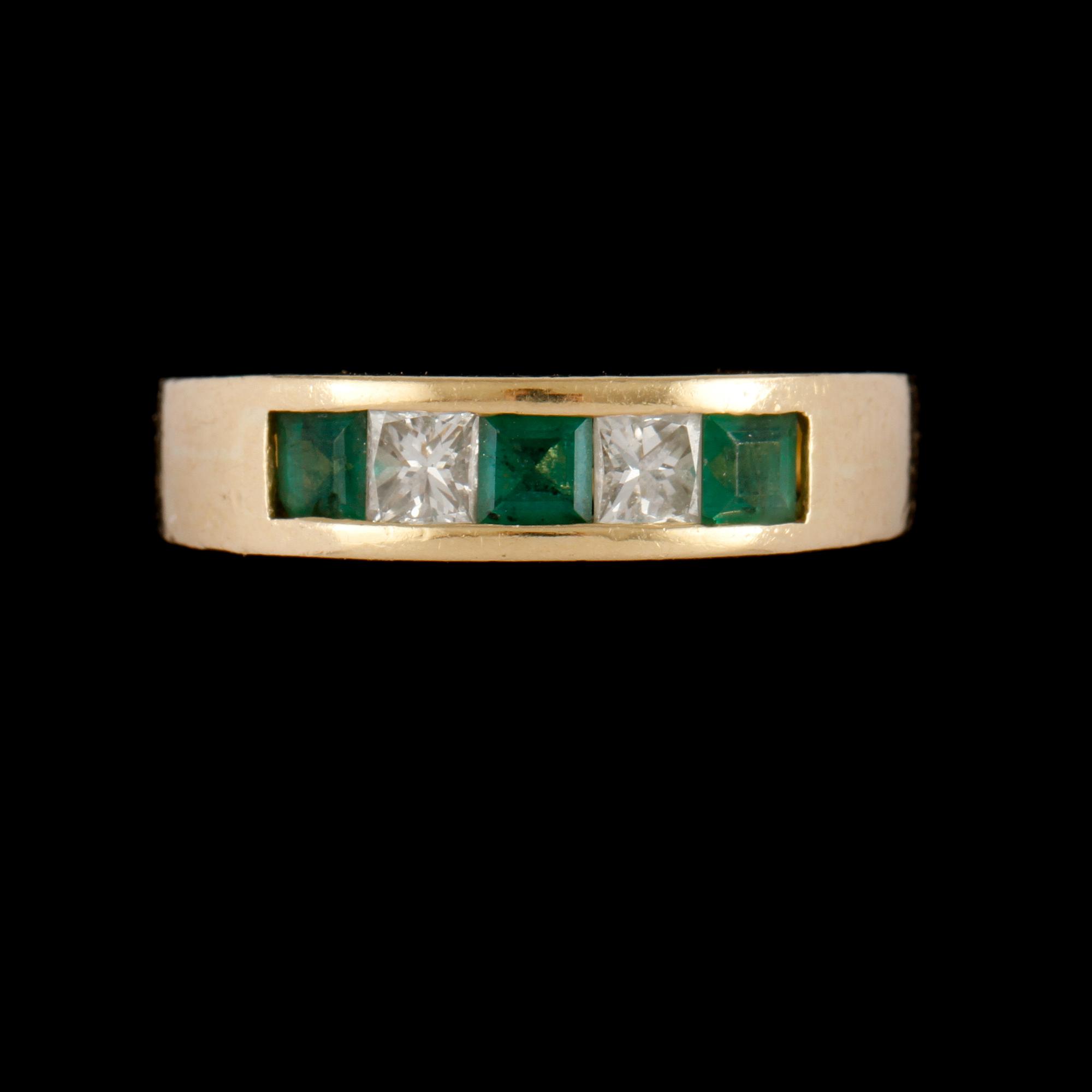 RING, 18K guld med 2 prinsesslipade diamanter och 3 fasettslipade smaragder. Vikt 5,3 g.