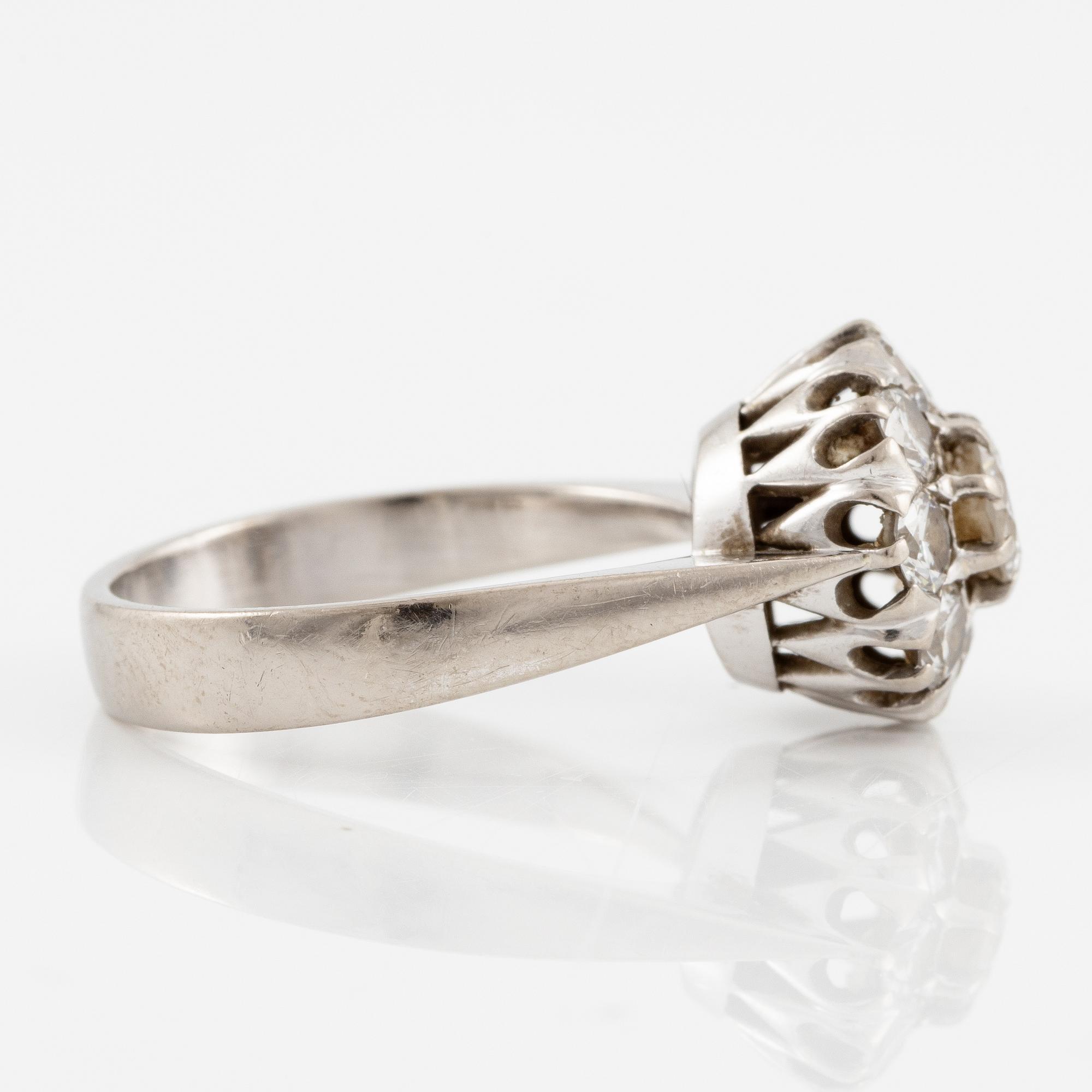 Ring 18K vitguld med runda briljantslipade diamanter totalvikt 1.35 ct enligt gravyr.