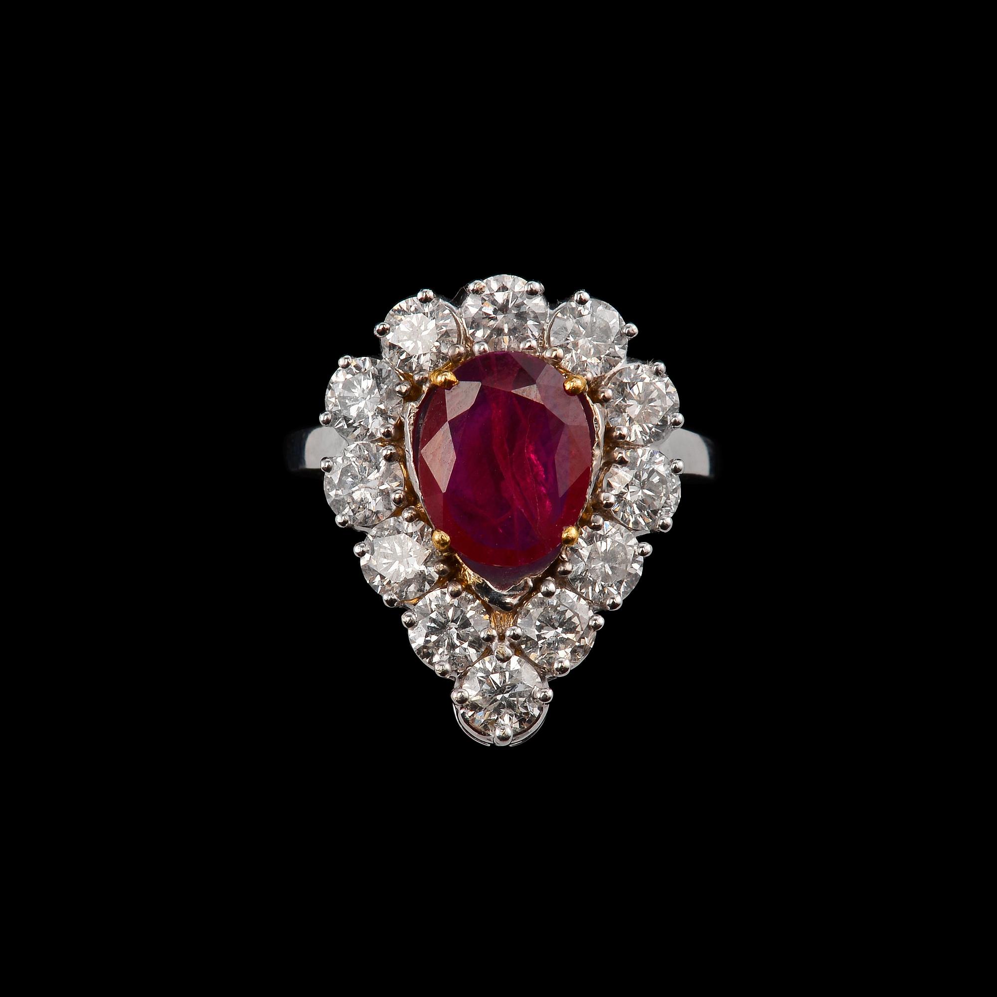 SORMUS, briljanttihiottuja timantteja n. 2.3 ct, rubiini n. 1.16 ct. Paino 5,2 g.