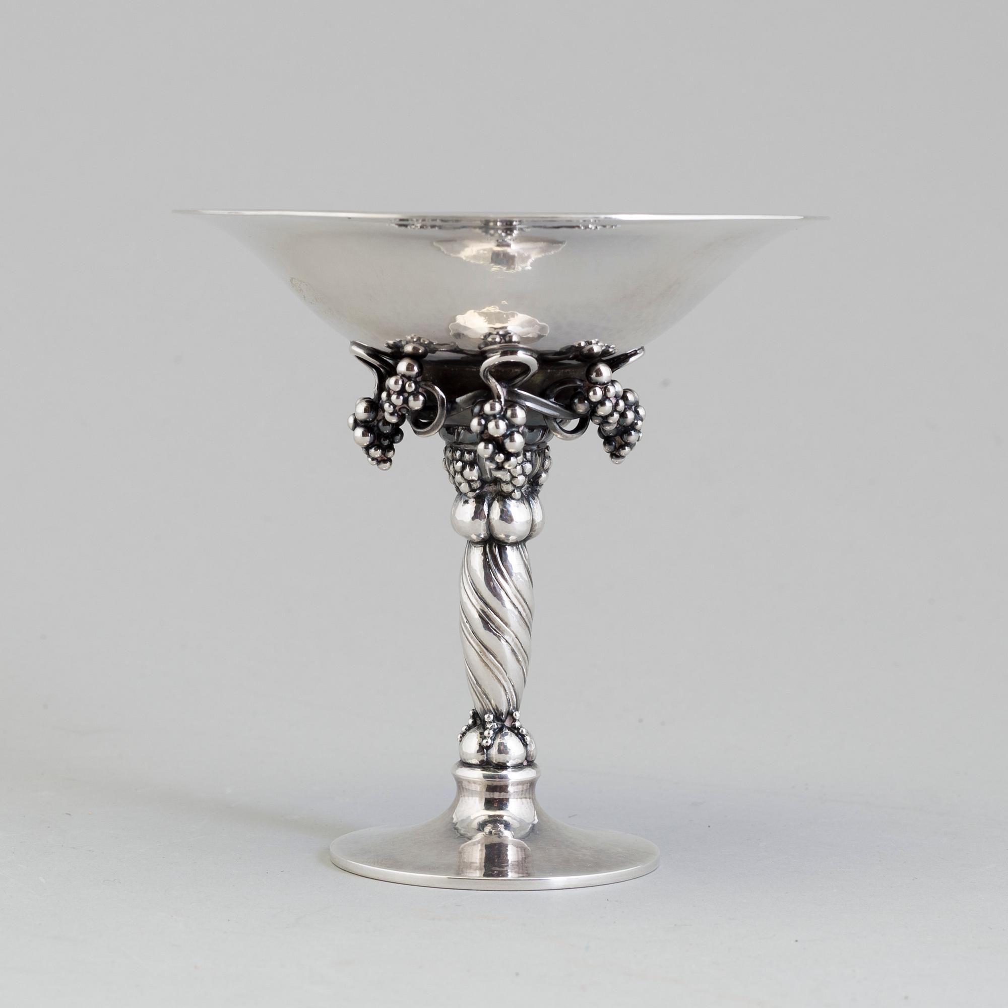 GEORG JENSEN, skål på fot, sterlingsilver, Köpenhamn, design nr 263. Efter 1945. Vikt ca 275 gram.