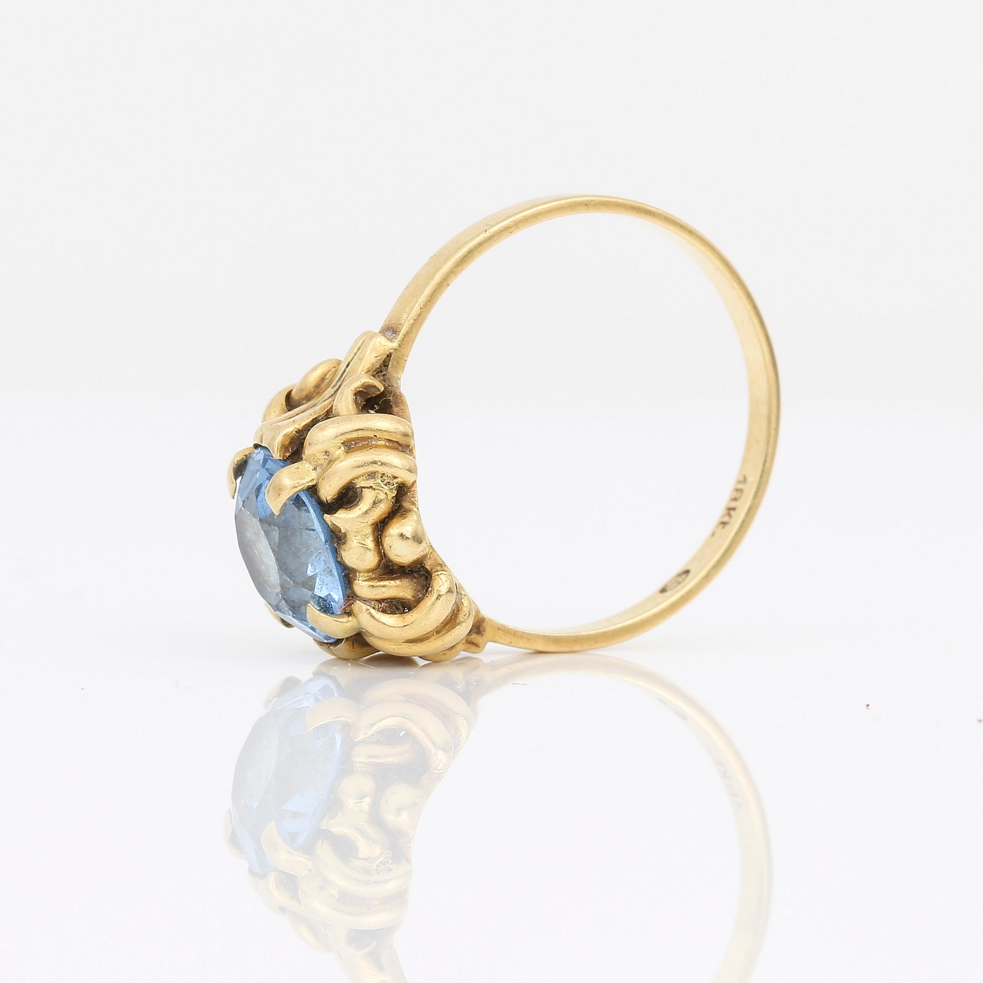 HÄNGE MED KEDJA samt RING, guld 18K, vardera del med blå spinell. Total vikt ca 16 gram.