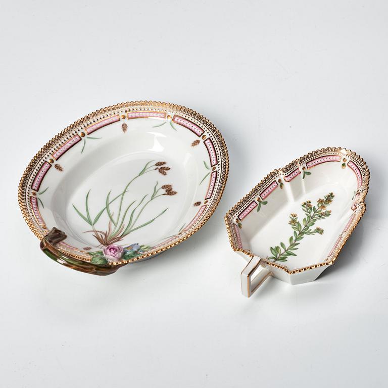 Tazza, saladiere samt geleskål, porslin. Royal Copenhagen, "Flora Danica", Danmark, 1900-tal.